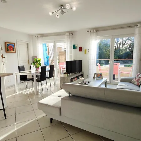 דירה Spacious Nest With Terrace And Shared Pool *