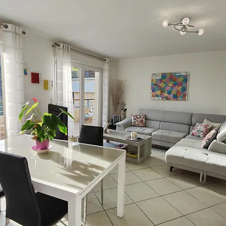 Spacious Nest With Terrace And Shared Pool *