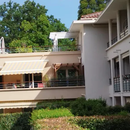 Apartament Spacious Nest With Terrace And Shared Pool