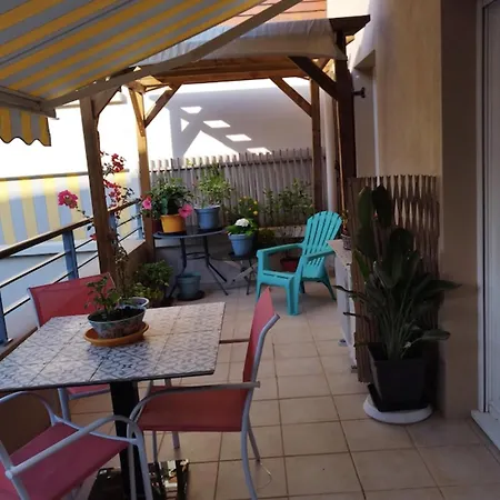 아파트 Spacious Nest With Terrace And Shared Pool *