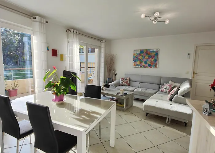 Spacious Nest With Terrace And Shared Pool *